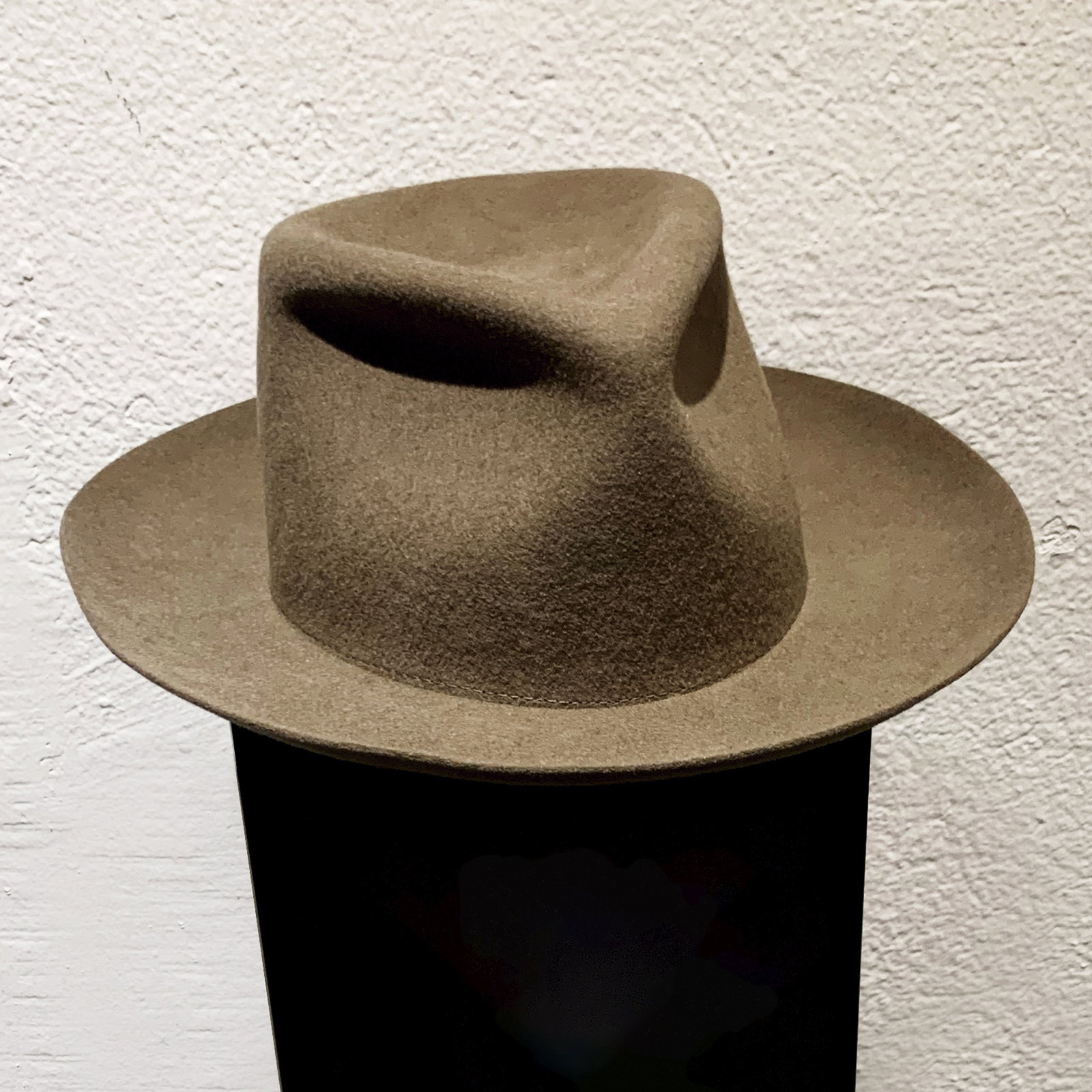 Efva Attling Hat in the wind - Dark Camel. 57 CM - DARK CAMEL - NATURMATERIAL
